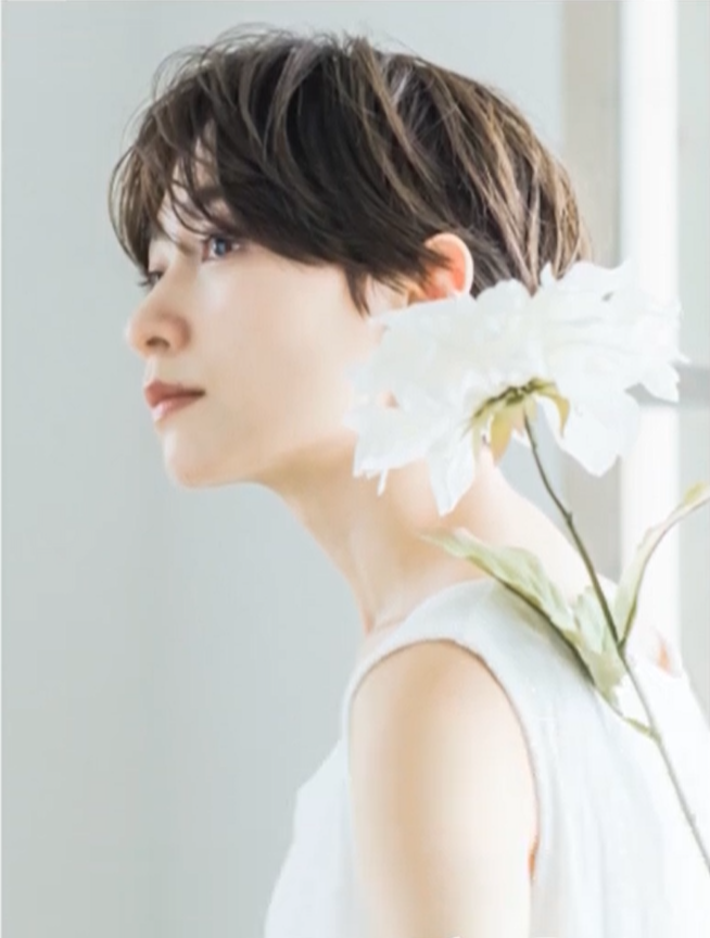 花を持った女性